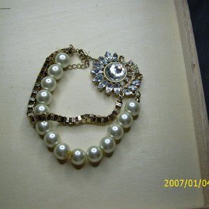Stunning And Darling Pearl & Chain bracelet